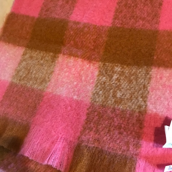 Gorgeous scarf! - Picture 2 of 3